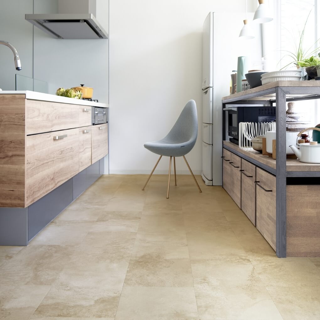 お部屋が見違えるほど変わる置くだけ吸着タイル、PITAFIピタフィー